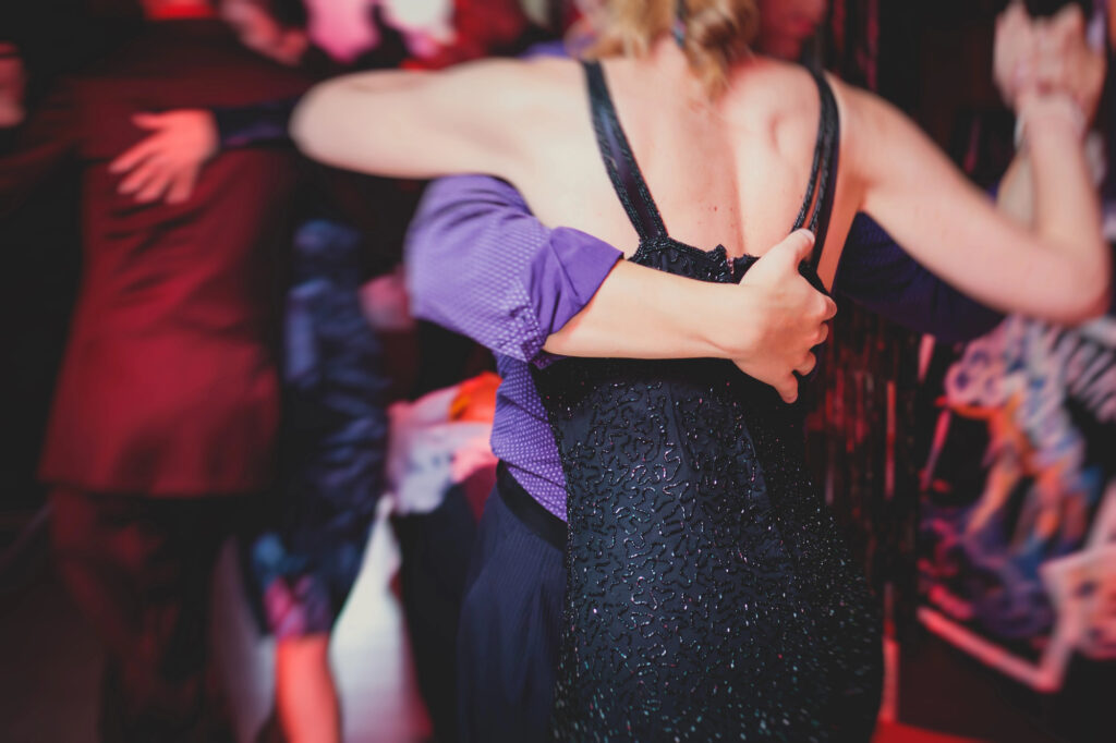 Primer plano de una pareja abrazada bailando tango.